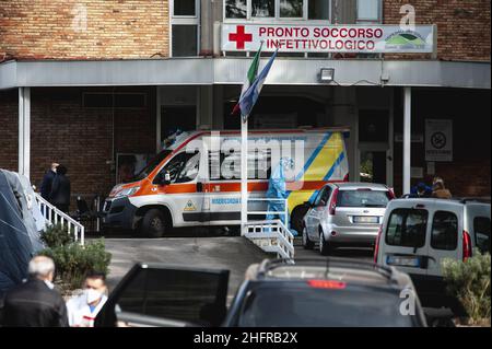 Valeria Ferraro /LaPresse news 14 novembre 2020 Napoli un lavoratore con piena protezione visto vicino ad un'ambulanza. Le persone con sospetto Covid-19 ricevono assistenza con ossigeno in auto da parcheggio e fuori dagli ospedali. Foto Stock