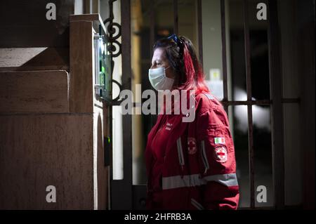 Valeria Ferraro /LaPresse news 14 novembre 2020 Napoli il team Italya della Croce Rossa Italiana a Napoli aiuta i senzatetto di notte a fornire loro cibo e abiti. In seguito all'epidemia di Coronavirus e al recente coprifuoco di notte, le condizioni di chi vive per le strade peggiorarono; pertanto, l'assistenza della Croce Rossa Italiana in tutta la città fornisce un aiuto inestimabile. Foto Stock