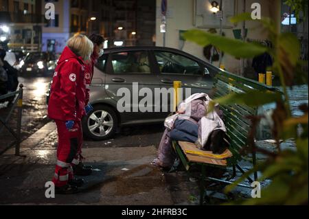 Valeria Ferraro /LaPresse news 14 novembre 2020 Napoli ItalyVolontarii visti mentre parlano con un senzatetto. Un team della Croce Rossa Italiana a Napoli aiuta i senzatetto di notte a fornire loro cibo e abiti. In seguito all'epidemia di Coronavirus e al recente coprifuoco di notte, le condizioni di chi vive per le strade peggiorarono; pertanto, l'assistenza della Croce Rossa Italiana in tutta la città fornisce un aiuto inestimabile. Foto Stock