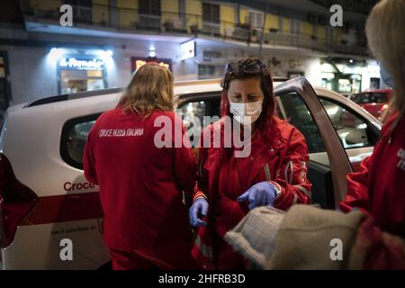 Valeria Ferraro /LaPresse news 14 novembre 2020 Napoli ItalyVolontarii visti mentre soffocavano gli abiti. Un team della Croce Rossa Italiana a Napoli aiuta i senzatetto di notte a fornire loro cibo e abiti. In seguito all'epidemia di Coronavirus e al recente coprifuoco di notte, le condizioni di chi vive per le strade peggiorarono; pertanto, l'assistenza della Croce Rossa Italiana in tutta la città fornisce un aiuto inestimabile. Foto Stock