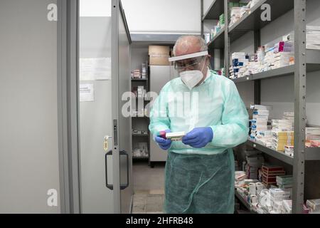 Valeria Ferraro /LaPresse News 14 novembre 2020 Napoli ItaliaIl farmacista visto in clinica. I volontari della Croce Rossa Italiana (CRI) di Napoli prestano assistenza quotidiana a coloro che ne hanno bisogno. Presso la sede di San Giovanni a Teduccio era stato istituito un punto informativo per coloro che hanno bisogno di cibo, oggetti per bambini e assistenza psicologica. In Piazza del Carmine era stato istituito un centro medico. Un team di volontari con un infermiere, un medico, un farmacista, un assistente e membri del corpo militare forniscono assistenza a coloro che hanno bisogno di cure mediche. Foto Stock