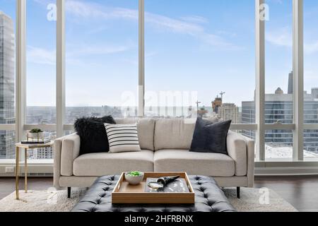 Soggiorno dell'attico di lusso con vista sulla città e sul lago. Elegante suite dell'hotel. Design interno moderno e contemporaneo. Foto Stock