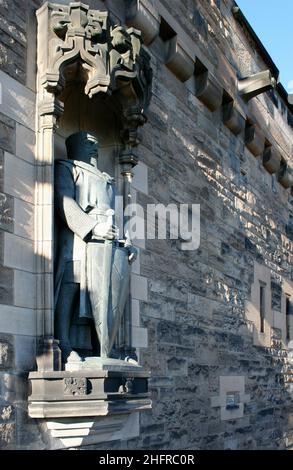 Edimburgo, Scozia - Novembre 02 2006: Statua di William Wallace fatta da Alexander Carrick nel 1929 e situata all'ingresso della Gatehouse del castl Foto Stock