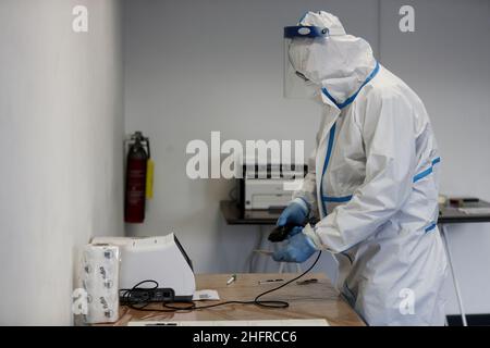 Cecilia Fabiano/LaPresse Novembre 19 , 2020 Roma (Italia) News: Tamponi in reparti negli uffici medici, i medici di famiglia possono fare rapidi test per il convivio 19 nel Pic : Dottor De Lucia con il suo staff facendo rapido tampone nel suo ufficio medico Foto Stock