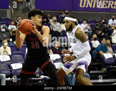 Gennaio, 15, 2022: Stanford F Spencer Jones contro Washington G PJ Fuller durante la partita di pallacanestro NCAA tra lo Stanford Cardinal e Washington Huskies all'HEC Edmundson Pavilion di Seattle, WA. Washington sconfisse Stanford 67-64. Steve Faber/CSM Foto Stock