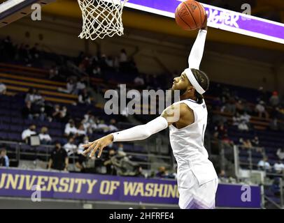 Gennaio, 15, 2022: Washington G PJ Fuller dunks durante i warmup per la partita di pallacanestro NCAA tra lo Stanford Cardinal e Washington Huskies all'HEC Edmundson Pavilion di Seattle, WA. Washington sconfisse Stanford 67-64. Steve Faber/CSM Foto Stock