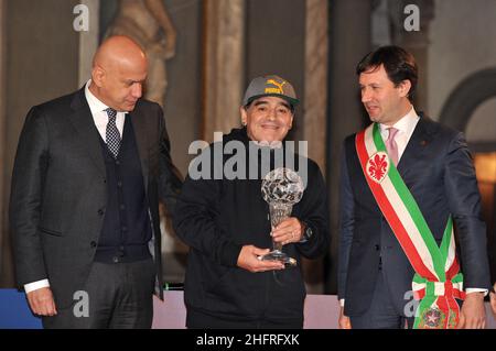 LaPresse - Jennifer Lorenzini 17 Gennaio 2017 Firenze (Italia) Sport Soccer Hall Fame 2017 Palazzo Vecchio (Firenze) nella foto: Diego Armando Maradona, Dario Nardella Foto Stock