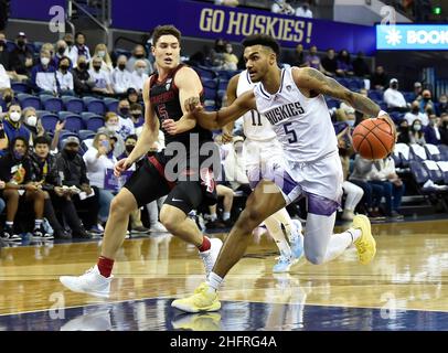 Gennaio, 15, 2022: Washington G Jamal Bey guida la corsia contro Stanford G Michael o'Connell durante la partita di pallacanestro NCAA tra lo Stanford Cardinal e Washington Huskies all'HEC Edmundson Pavilion di Seattle, WA. Washington sconfisse Stanford 67-64. Steve Faber/CSM Foto Stock