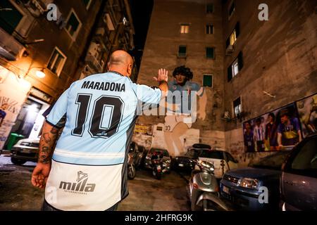 Alessandro Garofalo/LaPresse 25 novembre 2020 Napoli, Italia news i fan dei quartieri spagnoli si sono accordati sul murale di Diego Armando Maradona dopo aver appreso la notizia della sua morte Foto Stock