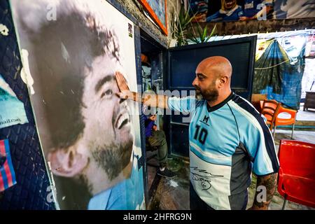 Alessandro Garofalo/LaPresse 25 novembre 2020 Napoli, Italia news i fan dei quartieri spagnoli si sono accordati sul murale di Diego Armando Maradona dopo aver appreso la notizia della sua morte Foto Stock