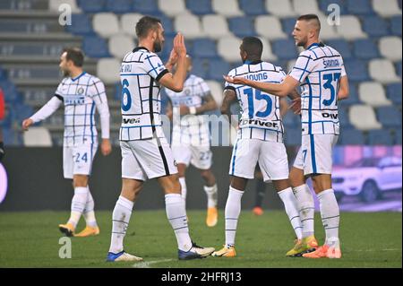 Massimo Paolone/LaPresse 28 novembre 2020 Reggio Emilia, Italia sport soccer Sassuolo vs Inter - Campionato Italiano Calcio League A TIM 2020/2021 - Stadio Mapei nella foto: Stefan De Vrij (FC Internazionale Milano) e Milan Skriniar (FC Internazionale Milano) festeggiano per la vittoria Foto Stock