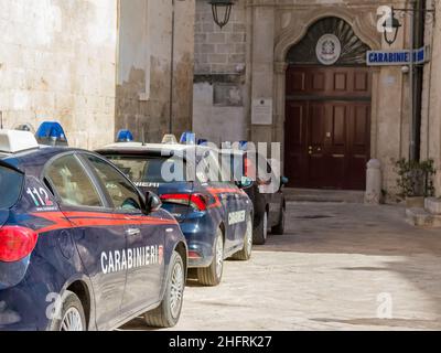 Carabinieri auto in primo piano e in background la stazione di polizia di Monopoli (Puglia-Italia) Foto Stock