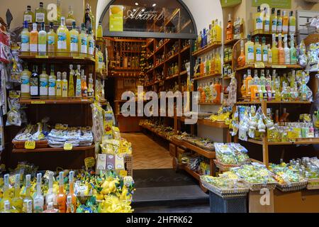 Sorrento, Italia - Ottobre 17 2021: Vista esterna di un negozio turistico che vende vari prodotti a base di agrumi e souvenir come il famoso limoncello l Foto Stock
