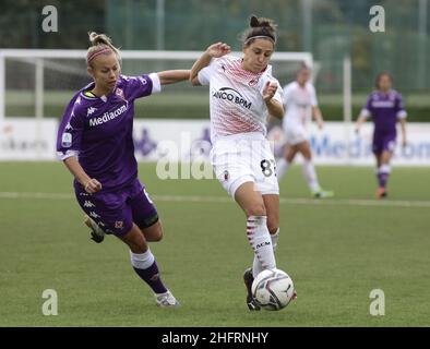 Marco Bucco/LaPresse Dicembre 05 , 2020 Firenze , Italia sport soccer Fiorentina vs Milano - Campionato Italiano Femminile League A 2020/2021 - Stadio Comunale Gino Bozzi, Firenze . Nella foto: Veronica Boquete sfida Stephanie Breitner Foto Stock