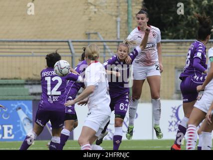 Marco Bucco/LaPresse Dicembre 05 , 2020 Firenze , Italia sport soccer Fiorentina vs Milano - Campionato Italiano Femminile League A 2020/2021 - Stadio Comunale Gino Bozzi, Firenze . Nella foto: Un colpo di testa di Giorgia Spinelli Foto Stock