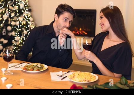 Il giovane romantico bacia la mano della sua amata donna Foto Stock