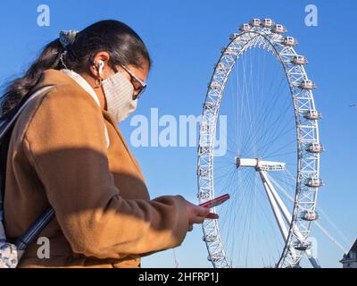 Persone che indossano maschere per il viso intorno a Londra con monumenti storici. Covid-19 Foto Stock