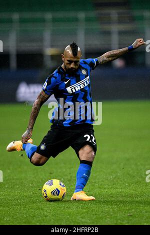 Foto Piero Crociatti / LaPresse 05/12/2020 - Milano, Italia Sport, Calcio Inter vs Bologna - Campionato italiano di calcio Serie A TIM 2020-2021 - Stadio San Siro nella foto: Arturo Vidal Foto Piero Crociatti / LaPresse 05/12/2020 - Milano, Italia Sport, Calcio Inter vs Bologna - Serie A Tim Campionato Italiano di Calcio 2020-2021 - Stadio San Siro nella foto: Arturo Vidal Foto Stock