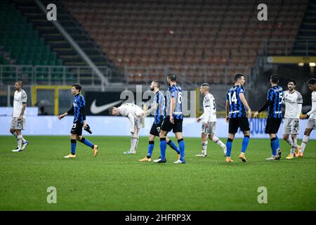 Foto Piero Crociatti / LaPresse 05/12/2020 - Milano, Italia Sport, Calcio Inter vs Bologna - Campionato italiano di calcio Serie A TIM 2020-2021 - Stadio San Siro nella foto: Fine partita Foto Piero Crociatti / LaPresse 05/12/2020 - Milano, Italia Sport, Calcio Inter vs Bologna - Serie A Tim Campionato Italiano di Calcio 2020-2021 - Stadio San Siro nella foto: Fine del gioco Foto Stock