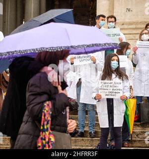 Mauro Scrobogna /LaPresse 07 dicembre 2020&#xa0; Roma, Italia Notizie Coronavirus, emergenza sanitaria - medici residenti protestano nella foto: Protesta di fronte al Mistero della scuola e dell'università dei giovani medici contro il blocco del concorso di ammissione dei medici alle scuole di specializzazione nell'area sanitaria per l'anno accademico 2019/2020 Foto Stock