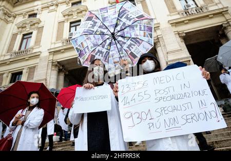 Mauro Scrobogna /LaPresse 07 dicembre 2020&#xa0; Roma, Italia Notizie Coronavirus, emergenza sanitaria - medici residenti protestano nella foto: Protesta di fronte al Mistero della scuola e dell'università dei giovani medici contro il blocco del concorso di ammissione dei medici alle scuole di specializzazione nell'area sanitaria per l'anno accademico 2019/2020 Foto Stock