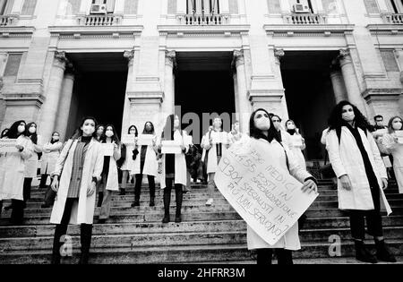 Mauro Scrobogna /LaPresse 07 dicembre 2020&#xa0; Roma, Italia Notizie Coronavirus, emergenza sanitaria - medici residenti protestano nella foto: Protesta di fronte al Mistero della scuola e dell'università dei giovani medici contro il blocco del concorso di ammissione dei medici alle scuole di specializzazione nell'area sanitaria per l'anno accademico 2019/2020 Foto Stock