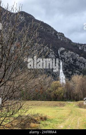 LaPresse - Alice Durigatto 07 dicembre 2020 Carnia, Udine (Italia) news il Friuli Venezia Giulia è inondato dal maltempo. Nelle foto: Le zone più danneggiate e diverse vedute del fiume Tagliamento. Foto Stock