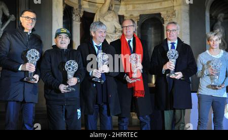 LaPresse - Jennifer Lorenzini 17 gennaio 2017 Firenze (Italia) Sport Soccer Hall Fame 2017 Palazzo Vecchio (Firenze) nella foto: Giuseppe Bergomi, Diego Armando Maradona, Paolo Rossi, Paolo Roberto Falcao, Claudio Ranieri, Melania Gabbiadini Foto Stock