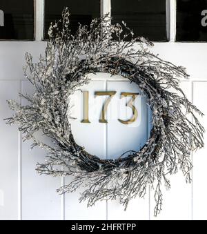 Tradizionale corona di natale appeso alla porta di fronte del 19th secolo cottage - Berkshire, Inghilterra, Regno Unito Foto Stock