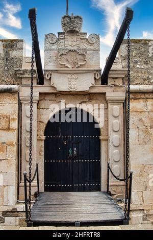 Ponte levatoio e porta di accesso al forte del 17th secolo di Ponta da Bandeira, parte delle fortificazioni marittime di Lagos, Algarve, Portogallo Foto Stock