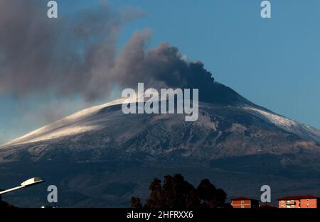 Foto Davide Anastasi/LaPresse14-12-2020 Catania, ItaliaCronacal'Etna torna a farsi sediNella foto: Installazione in corso sull'Etna, imbiancato dalla neve, che ha provocato una nota emissione di cenereFoto Davide Anastasi/LaPresseDicembre 14, 2020 Catania, ItalyNewserutts Etna in Sicilia Foto Stock