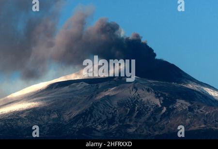 Foto Davide Anastasi/LaPresse14-12-2020 Catania, ItaliaCronacal'Etna torna a farsi sediNella foto: Installazione in corso sull'Etna, imbiancato dalla neve, che ha provocato una nota emissione di cenereFoto Davide Anastasi/LaPresseDicembre 14, 2020 Catania, ItalyNewserutts Etna in Sicilia Foto Stock