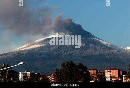 Foto Davide Anastasi/LaPresse14-12-2020 Catania, ItaliaCronacal'Etna torna a farsi sediNella foto: Installazione in corso sull'Etna, imbiancato dalla neve, che ha provocato una nota emissione di cenereFoto Davide Anastasi/LaPresseDicembre 14, 2020 Catania, ItalyNewserutts Etna in Sicilia Foto Stock