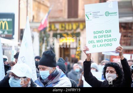 Mauro Scrobogna /LaPresse 14 dicembre 2020&#xa0; Roma, Italia News crisi economica - Fipet-Confesercenti protesta nella foto: Dimostrazione da parte di imprenditori e addetti alla ristorazione contro misure che limitano l'apertura delle loro attività Foto Stock