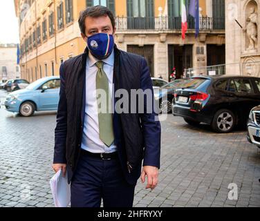 Mauro Scrobogna /LaPresse 16 dicembre 2020&#xa0; Roma, Italia Senato politico - restrizioni di traffico durante il periodo natalizio nella foto: Il leader della Lega Matteo Salvini all'uscita del Sesto immersione durante il suo discorso ha attaccato la Cina e l'OMS Foto Stock