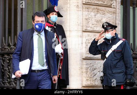 Mauro Scrobogna /LaPresse 16 dicembre 2020&#xa0; Roma, Italia Senato politico - restrizioni di traffico durante il periodo natalizio nella foto: Il leader della Lega Matteo Salvini all'uscita del Sesto immersione durante il suo discorso ha attaccato la Cina e l'OMS Foto Stock