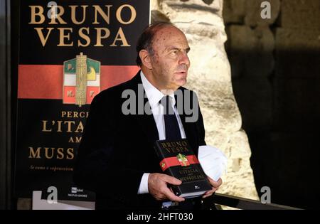 Mauro Scrobogna /LaPresse 16 dicembre 2020&#xa0; Roma, Italia Politica perché l'Italia amava Mussolini - Bruno Vespa libro nella foto: Bruno Vespa con il suo libro perché l'Italia amava Mussolini Foto Stock