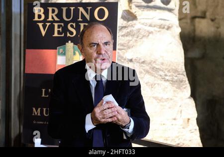 Mauro Scrobogna /LaPresse 16 dicembre 2020&#xa0; Roma, Italia Politica perché l'Italia amava Mussolini - Bruno Vespa libro nella foto: Bruno Vespa con il suo libro perché l'Italia amava Mussolini Foto Stock