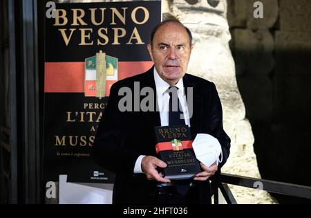 Mauro Scrobogna /LaPresse 16 dicembre 2020&#xa0; Roma, Italia Politica perché l'Italia amava Mussolini - Bruno Vespa libro nella foto: Bruno Vespa con il suo libro perché l'Italia amava Mussolini Foto Stock