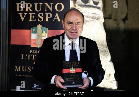 Mauro Scrobogna /LaPresse 16 dicembre 2020&#xa0; Roma, Italia Politica perché l'Italia amava Mussolini - Bruno Vespa libro nella foto: Bruno Vespa con il suo libro perché l'Italia amava Mussolini Foto Stock