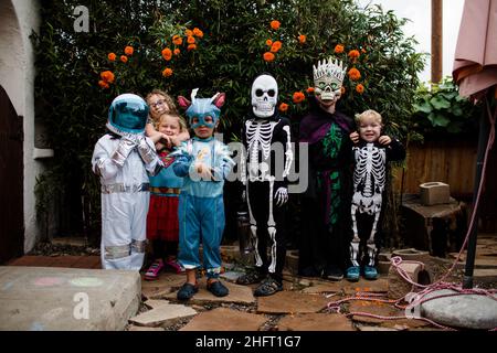 Gruppo di bambini in costume in posa per Halloween a San Diego Foto Stock