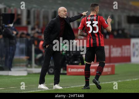 Stadio San Siro, Milano, 17 gennaio 2022, Stefano Pioli (AC Milan) si gesti mentre parla con Rade Krunic (AC Milan) durante AC Milan vs Spezia Calcio - Serie italiana di calcio A match Foto Stock