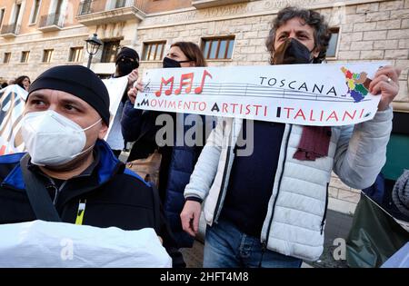 Mauro Scrobogna /LaPresse 23 dicembre 2020  Roma, Italia News crisi economica - protesta contro le misure governative nella situazione di emergenza covida nella foto: Protesta in piazza San Silvestro da parte di associazioni di commercianti, ristoratori e numeri IVA contro le disposizioni del Governo e la mancanza di risarcimento per le perdite imputate dalle attività Foto Stock
