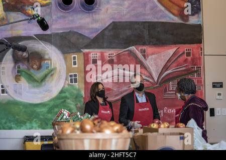 Washington, Stati Uniti. 17th Jan 2022. Il Vice Presidente degli Stati Uniti Kamala Harris e suo marito secondo Gentleman Douglas Emhoff, ringraziano i volontari dopo la partecipazione a un evento di servizio comunitario a Martha's Kitchen a Washington, DC lunedì 17 gennaio 2022. Foto di Ken Cedeno/UPI Credit: UPI/Alamy Live News Foto Stock