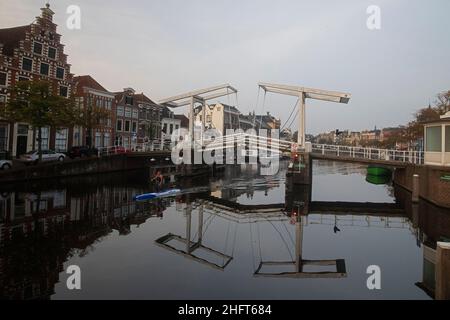 Dawn sopra il fiume Spaarne nel centro della città di Haarlem Foto Stock