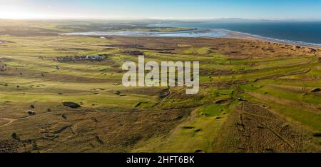 Vista aerea dal drone dei campi da golf Gullane Golf Links a Gullane, East Lothian, Scozia, Regno Unito Foto Stock