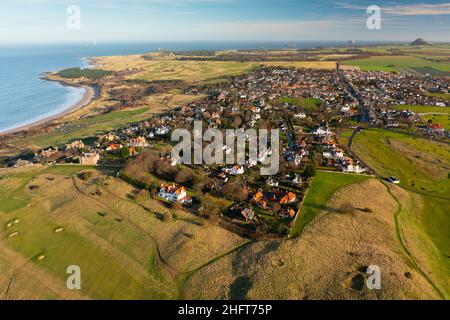 Vista aerea dal drone del villaggio di Gullane, East Lothian, Scozia, Regno Unito Foto Stock