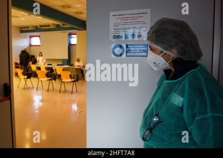 Massimo Paolone/LaPresse 27 dicembre 2020 Modena, Italia News lancio della campagna di vaccinazione anti-Covid in tutta l'Emilia-Romagna - Centro servizi Ausl del vaccino Baggiovara Pfizer-BioNtech nel pic: Una fase di vaccinazione Foto Stock