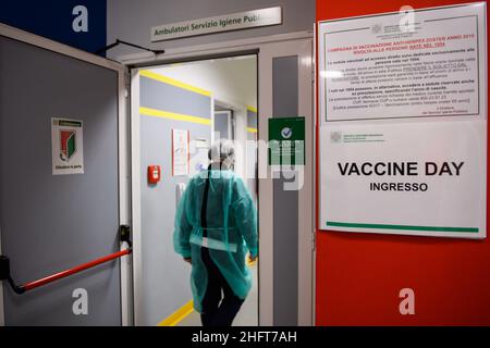 Massimo Paolone/LaPresse 27 dicembre 2020 Modena, Italia News lancio della campagna di vaccinazione anti-Covid in tutta l'Emilia-Romagna - Centro servizi Ausl del vaccino Baggiovara Pfizer-BioNtech nel pic: Una fase di vaccinazione Foto Stock