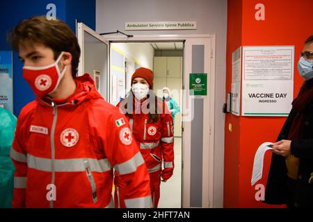 Massimo Paolone/LaPresse 27 dicembre 2020 Modena, Italia News lancio della campagna di vaccinazione anti-Covid in tutta l'Emilia-Romagna - Centro servizi Ausl del vaccino Baggiovara Pfizer-BioNtech nel pic: Una fase di vaccinazione Foto Stock